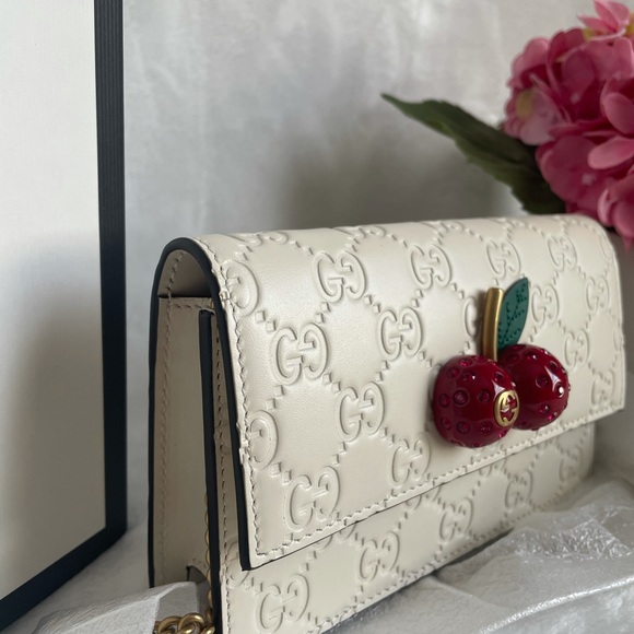 Gucci Guccissima Cherry accent Wallet on chain, mini crossbody white leather - Picture 4 of 16